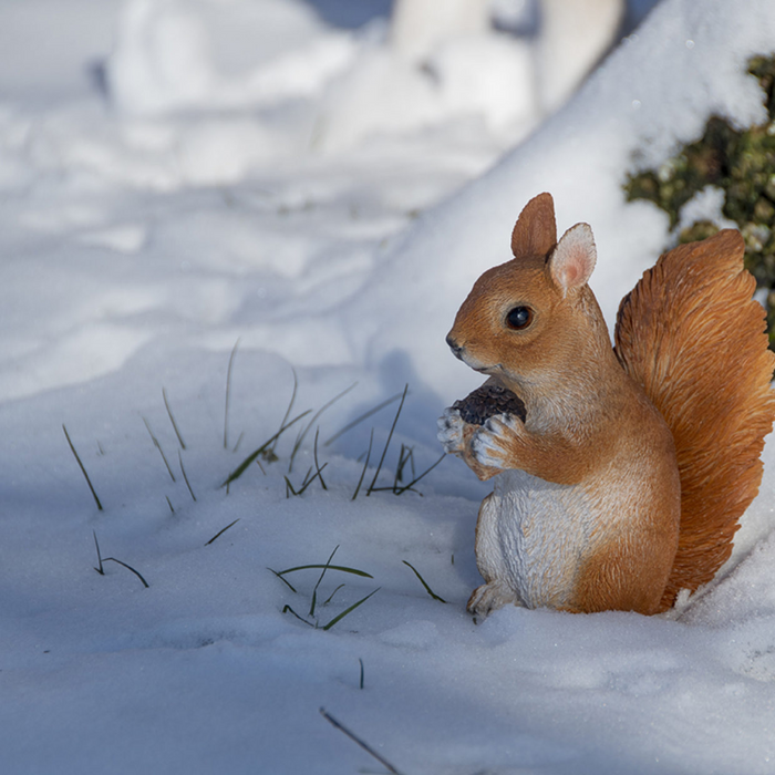 ESSCHERT DESIGN Sitting Squirrel Statue - Small