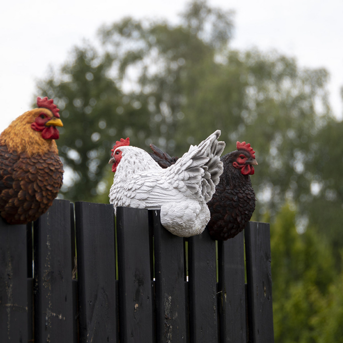 ESSCHERT DESIGN Sitting Fence Chicken Statue - Set of 3