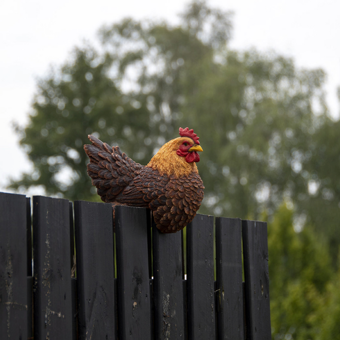 ESSCHERT DESIGN Sitting Fence Chicken Statue - Brown